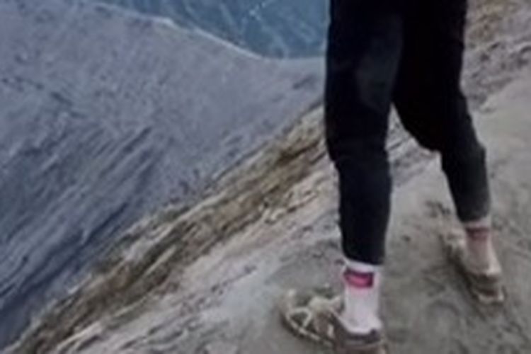 Momen saat wisatawan asing kencing di kawah Gunung Bromo, Jawa Timur