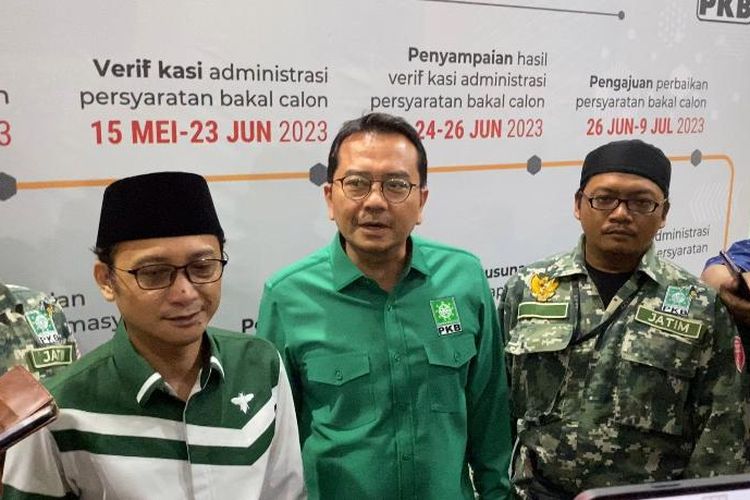 Sekjen PKB, Hasanuddin Wahid (kiri) usai rapat di Surabaya, Jawa Timur, Jumat (1/9/2023).