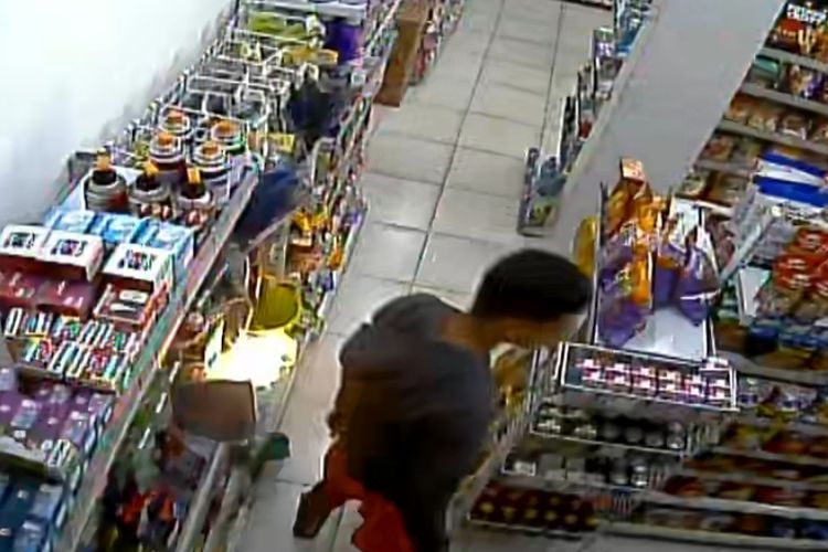 Viral Pria di Medan Bakar Etalase Minimarket untuk Curi Uang