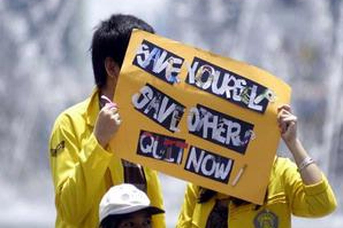 Puluhan mahasiswa Fakultas Kedoktera Universitas Indonesia menggelar aksi simpatik di Kawasan Bunderan Hotel Indonesia, Jakarta Pusat, Sabtu (21/11). Mereka membagikan selebaran anti rokok kepada para pengguna jalan yang melintas di kawasan ini. 