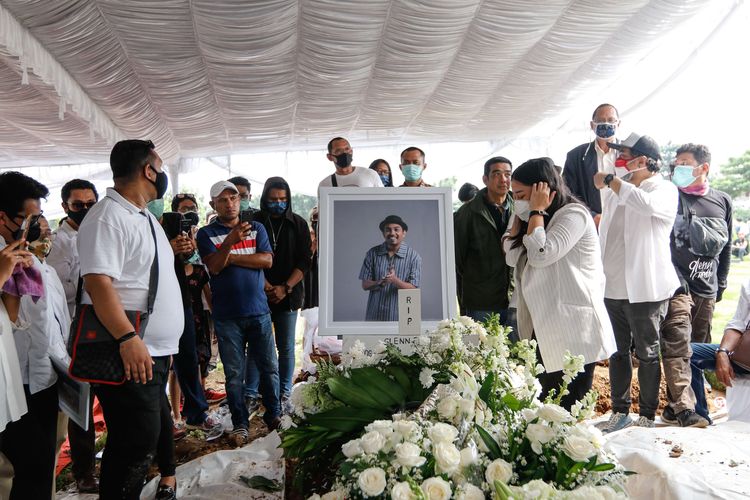 Mutia Ayu saat pemakaman penyanyi Glenn Fredly suaminya di TPU Tanah Kusir, Jakarta, Kamis (9/4/2020). Glenn dinyatakan mengidap meningitis sebelum mengembuskan napas terakhirnya.