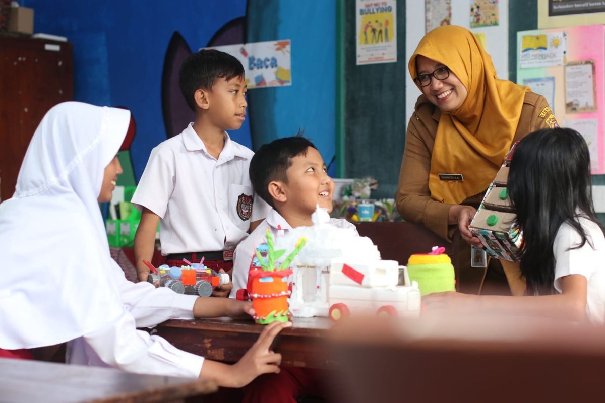 Kepala Sekolah Diannita Ayu Kurniasih yang turut ambil bagian dalam metode Orkestrasi yang dia kembangkan dengan ikut mendampingi siswa dalam bidang sains dan literasi.