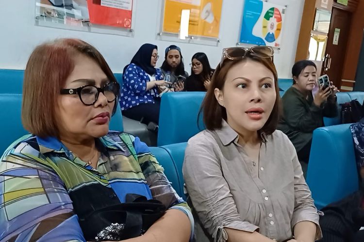 Eva Manurung (Ibu Virgoun kiri) dan Febby Carol (kakak Virgoun kanan) ditemui di Pengadilan Agama (PA) Jakarta Barat, Rabu (6/9/2023). 