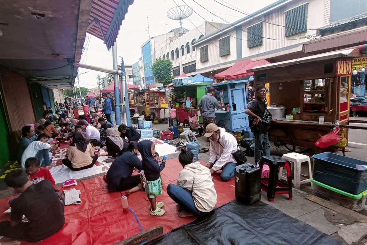 Para pedagang kaki lima (PKL) yang disterilkan dari kawasan wisata Kota Tua Tangerang lebih memilih berjualan kucing-kucingan daripada pindah ke Lokasi Binaan (lokbin), Minggu (31/1/2023).