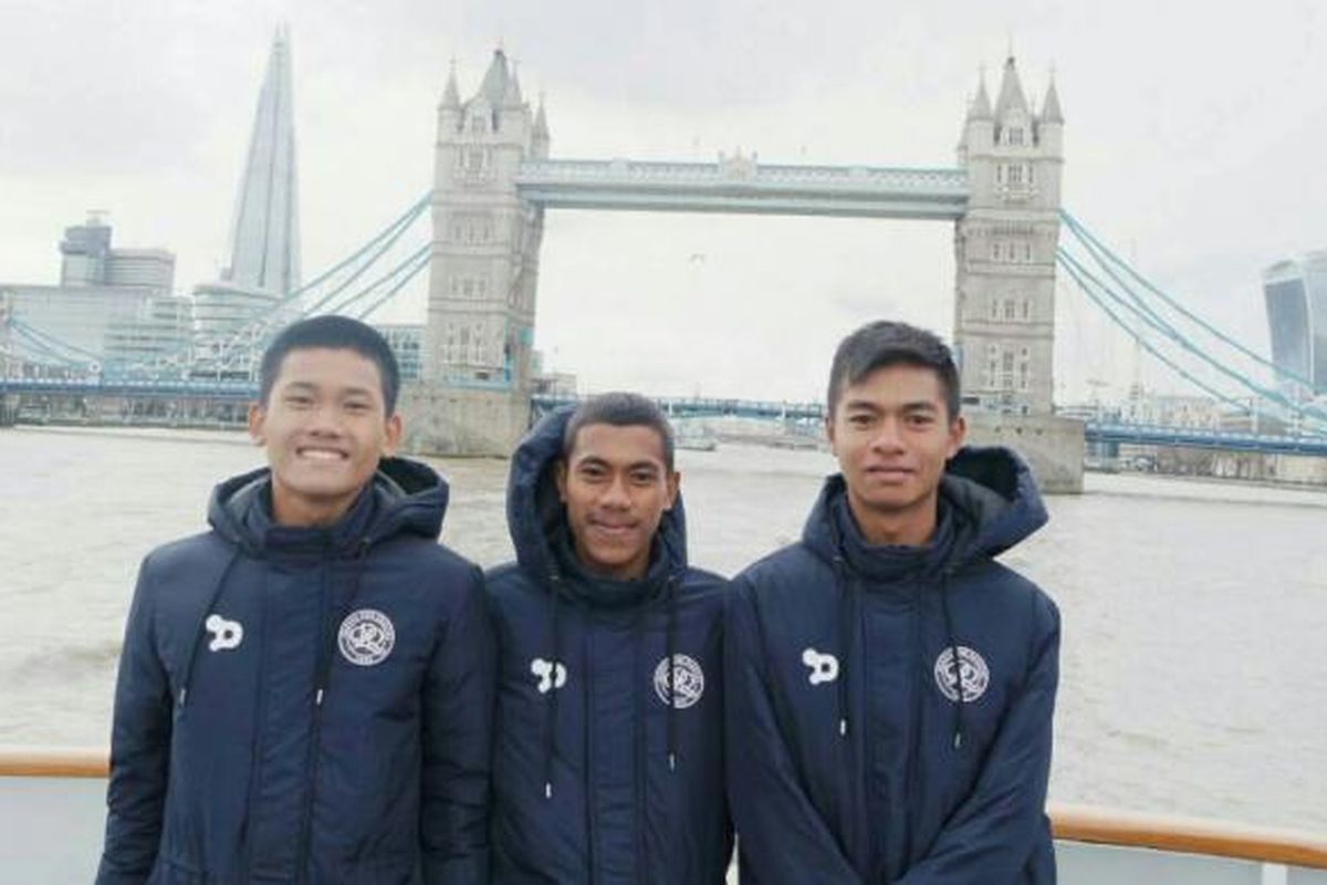 Ahlul Dzikri dan Hamzah Lestaluhu di Inggris.
