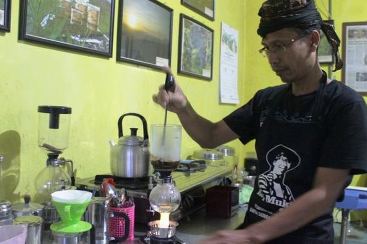 Mukidi, salah satu petani kopi di Temanggung yang menginisiasi program Petani Mandiri. Dimana petani kopi belajar meroasting kopi, hingga tahap produksi siap minum, seperti yang ia lakukan dengan alat shypon tersebut.