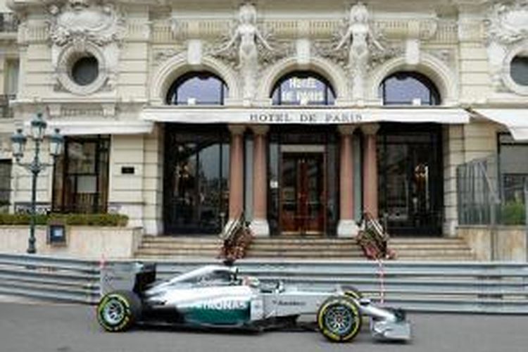 Pebalap Mercedes asal inggris, Lewis Hamilton, membalap di sirkuit jalanan Monte Carlo pada sesi latihan pertama GP Monaco, Kamis (22/5/2014).