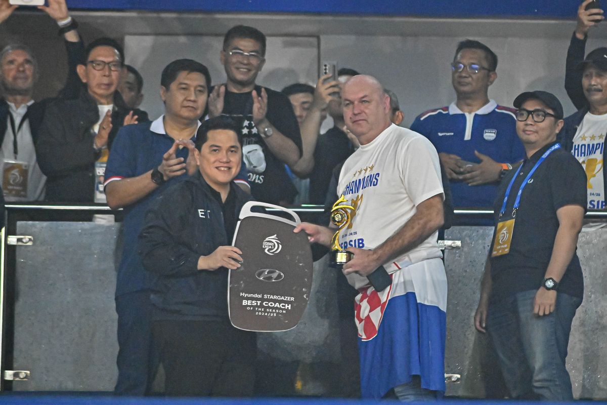 Momen Ketua Umum PSSI memberikan penghargaan simbolis kepada pelatih Persib Bandung Bojan Hodak yang terpilih dalam kategori pelatih terbaik Liga 1 2024-2025, Sabtu (24/5/2025) di Stadion Gelora Bandung Lautan Api (GBLA).