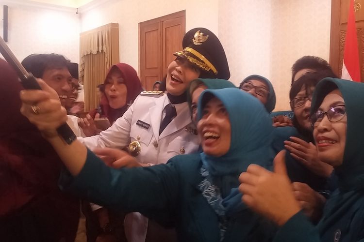 Isteri Eddy Rumpoko foto bersama pendukungnya usai pelantikan di Gedung Negara Grahadi Surabaya