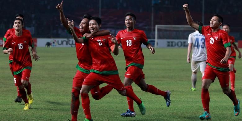 Pemain Indonesia, Maldini (nomor 15), Muchlis Hadi Ning (nomor 10), Zulfiandi (nomor 19), ikut berselebrasi setelah Evan Dimas (tengah) membobol gawang Korea Selatan pada pertandingan kualifikasi Piala Asia U-19 di Stadion Utama Gelora Bung Karno, Jakarta, Sabtu(12/10/2013). Indonesia lolos ke putaran final Piala Asia U-19 yang akan berlangsung di Myanmar tahun depan, setelah menang dengan skor 3-2. 
