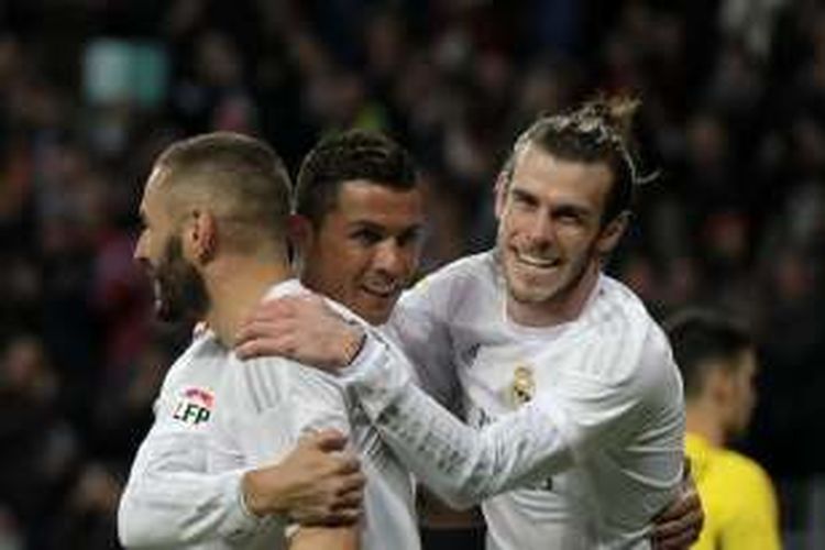 Tiga pemain bintang Real Madrid, Karim Benzema (kiri), Cristiano Ronaldo (tengah, dann Gareth Bale, merayakan gol ke gawang Sevilla, pada laga La Liga di Stadion Santiago Bernabeu, Minggu (20/3/2016) waktu setempat.