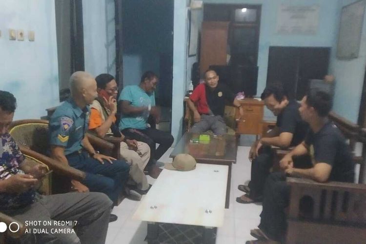 Tim Basarnas menjemput nelayan asal Trenggalek, Sugiyono (kaus biru) di Kabupaten Pacitan, pada Jumat (12/5/2023)