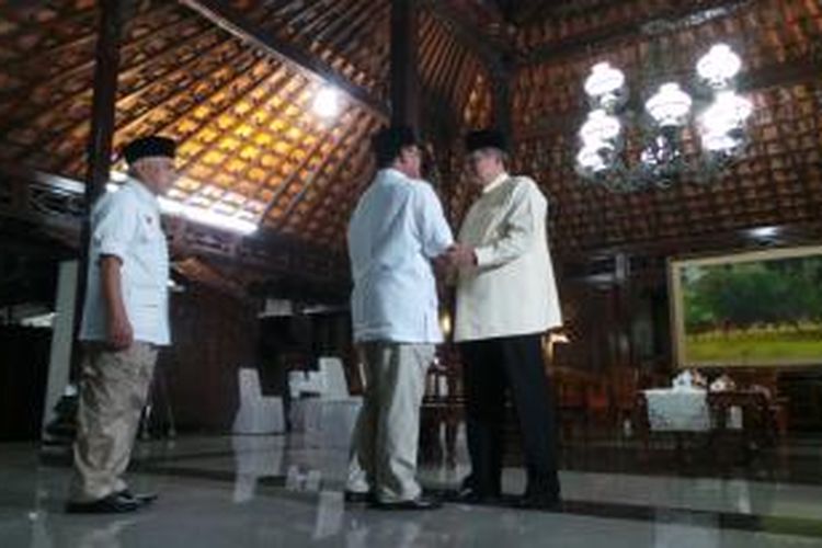 Calon presiden Prabowo Subianto dan calon wakil presiden Hatta Rajasa saat bertemu di Cikeas, Bogor, Jumat (4/7/2014) malam. 