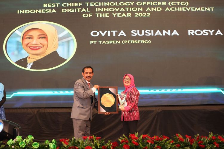 Direktur SDM dan Teknologi Informasi (TI) Taspen Ovita Susiana Rosya menerima penghargaan Indonesia Digital Innovation and Achievement (IDIA) Awards 2022 dari Ketua Penyelenggara IDIA Awards 2022 Sukatna Pancamiharja di Gedung BJ Habibie, Jakarta, Rabu (19/10/2022) 