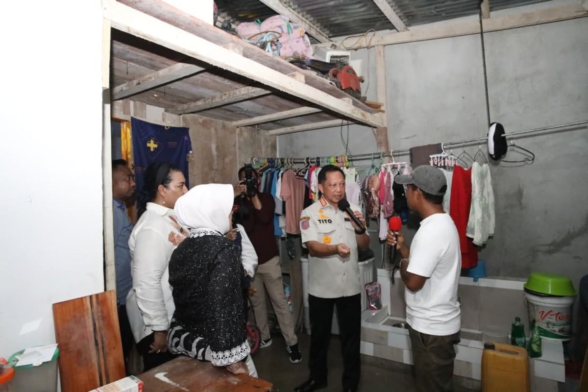 Mendagri Muhammad Tito Karnavian meninjau Perumahan Grand Royal Regency II di Jayapura, Papua, Minggu (21/6/2026).
