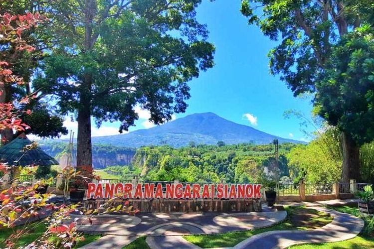 Panorama Ngarai Sianok, wisata yang menjadi rekomendasi di Bukittinggi, Sumatera Barat. 