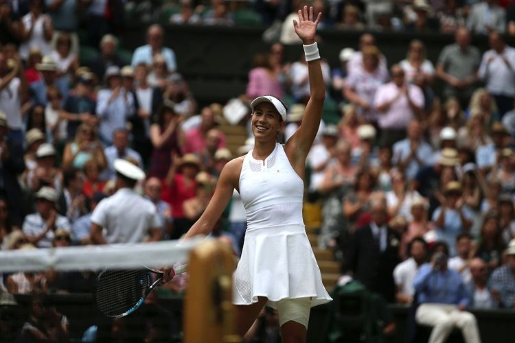 Petenis Spanyol, Garbine Muguruza, melakukan selebrasi setelah mengalahkan pemain asal Slovakia, Magdalena Rybarikova, pada laga semifinal Wimbledon 2017 di London, Kamis (13/7/2017).