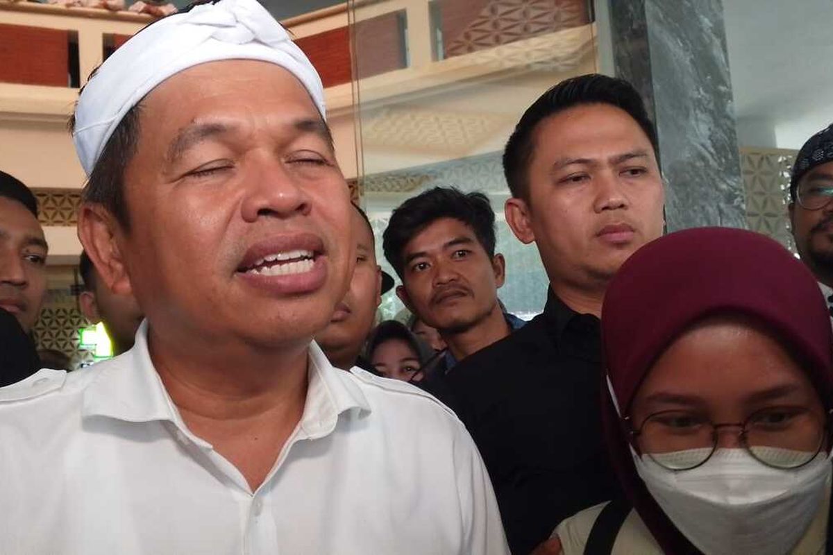 Gubernur Jawa Barat Dedi Mulyadi saat mengunjungi RSUD Karawang, Rabu (21/5/2025).