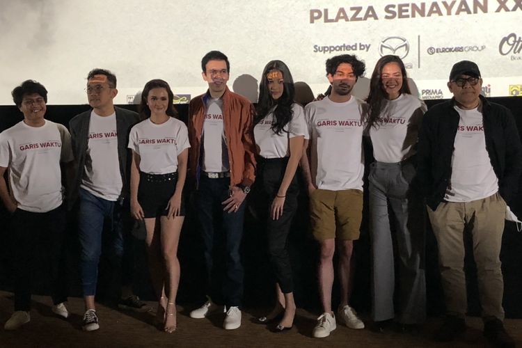 Deretan aktor film Garis Waktu saat ditemui di di XXI Plaza Senayan, Jakarta Pusat, Selasa (22/2/2022). 