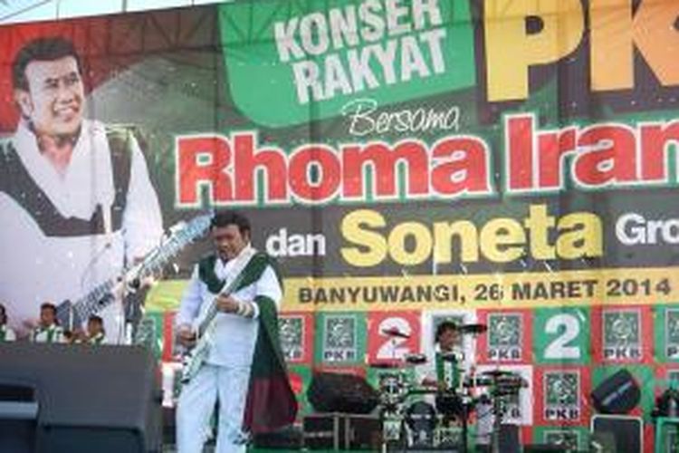 Rhoma Irama menghibur simpatisan PKB di lapangan Maron Genteng Kabupaten Banyuwangi Rabu (26/03/2014)