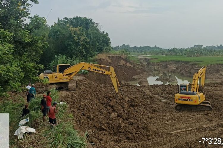Penanganan tanggul sungai yang jebol di wilayah Kecamatan Gubug, Kabupaten Grobogan, Jawa Tengah, Sabtu (10/2/2024).