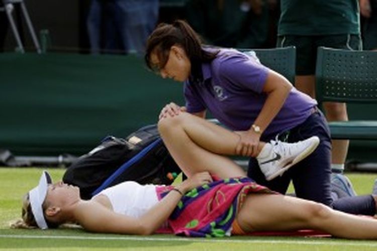 Petenis Rusia, Maria Sharapova, terbaring saat mendapat perawatan dari fisioterapis, pada babak kedua turnamen grand slam Wimbledon, melawan petenis Portugal, Michelle Larcher de Brito. Sharapova kalah 3-6 4-6.