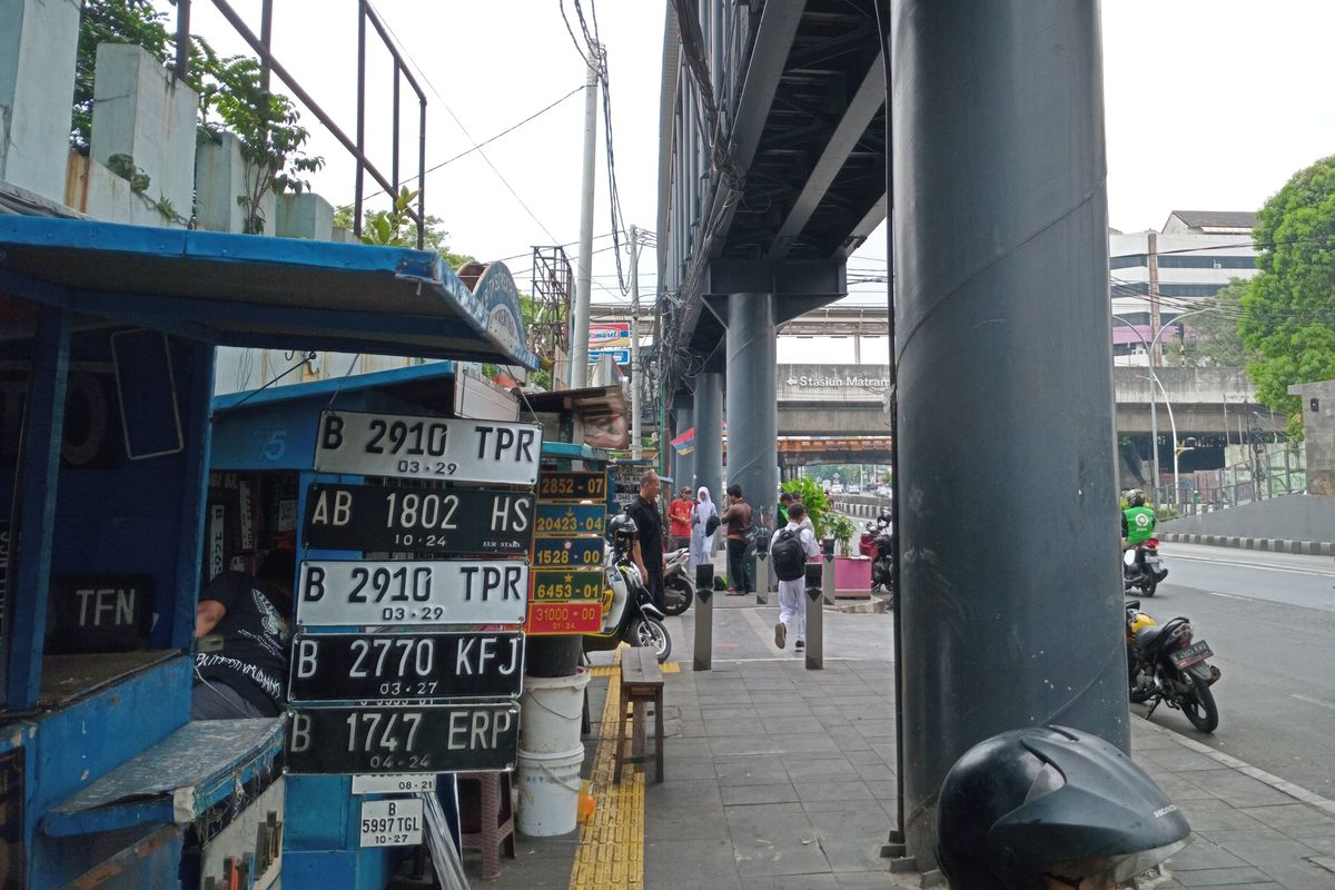 Para pedagang pelat nomor kendaraan yang berada di Jalan Matraman, Jakarta Timur, Senin (3/6/2024).