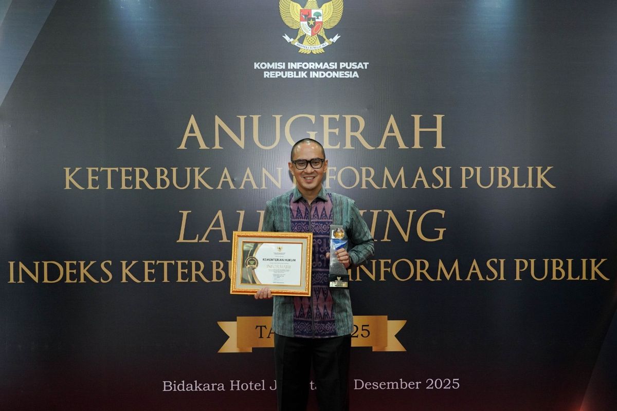 Kepala Biro (Kabiro) Hukum, Komunikasi Publik, dan Kerja Sama (Hukerma) Kemenkum Ronald Lumbuun&nbsp;dalam Anugerah Keterbukaan Informasi Publik di Jakarta, Senin (15/12/2025).