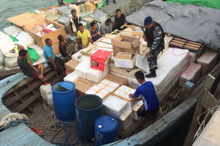 Tim Gabungan Western Fleet Quick Response (WFQR) Pangkalan Utama Angkatan Laut (Lantamal) IV Tanjungpinang Koarmabar dan Pangkalan Angkatan Laut (Lanal) Batam menangkap tiga kapal yang mengangkut barang ilegal.   Ketiga kapal berbendera Indonesia tersebut ditangkap di Sungai Lekop Sagulung Batam, Kepulauan Riau, Rabu (21/3/2018).