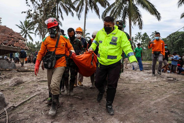 Tim SAR gabungan mengevakuasi jenazah korban yang tertimbun material guguran awan panas Gunung Semeru saat operasi pencarian korban di Kampung Renteng, Desa Sumberwuluh, Lumajang, Jawa Timur, Senin (6/12/2021). Berdasarkan laporan Badan Nasional Penanggulangan Bencana (BNPB), jumlah korban meninggal hingga pukul 11.10 WIB hari ini berjumlah 15 orang dan 27 orang masih dalam proses pencarian.