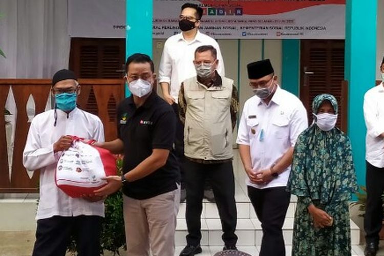 Menteri Sosial (Mensos) Juliari P Batubara (berbaju hitam) saat memantau pembagian bantuan sosial (bansos) untuk warga yang terdampak Covid-19 di Rawa Buntu, Serpong, Tangerang Selatan, pada Selasa (23/6/2020) sore. 