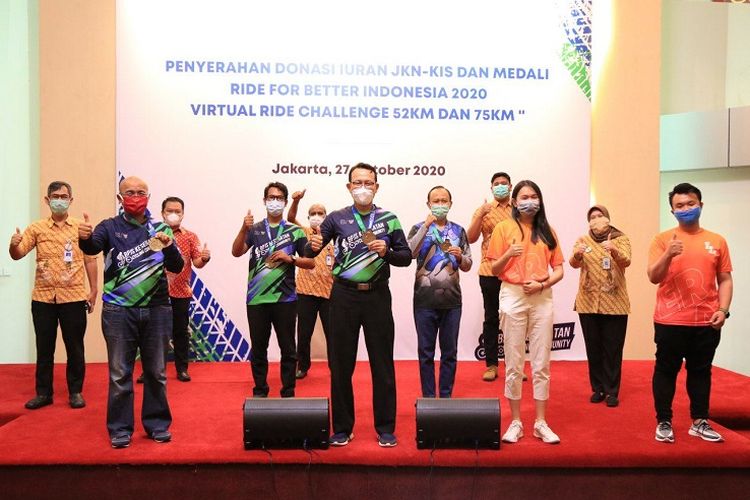 Direktur Utama BPJS Kesehatan Fachmi Idris saat menerima medali secara simbolis sebagai peserta mewakili para peserta Virtual Ride for Better Indonesia 2020 lainnya, Senin (27/10/2020).
