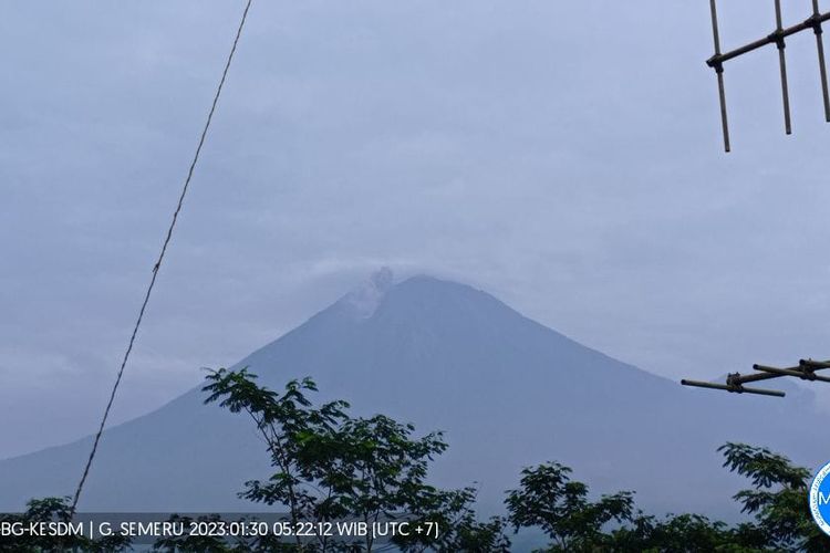 Visual Gunung Semeru cenderung tertutup kabut tebal, Senin (30/1/2023)
