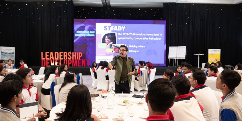 Motivator dan Leadership Trainer asal Singapura James Gwee saat memberikan materi tentang kepemimpinan di acara Leadership Development, Djarum Beasiswa Plus.