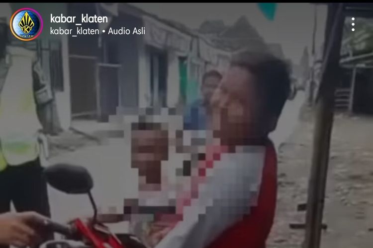 Tangkapan layar video viral bocah SD menangis saat dihentikan polisi karena naik motor tak pakai helm di Klaten, Jawa Tengah.