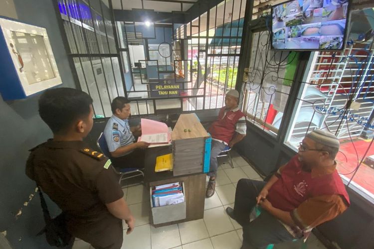 Pengadaan kendaraan penerangan jalan umum atau truk skylift di Dinas Perhubungan dan Lingkungan Hidup, Kabupaten Mempawah, Kalimantan Barat (Kalbar) tahun 2019 senilai Rp 1,2 miliar diduga bermasalah.