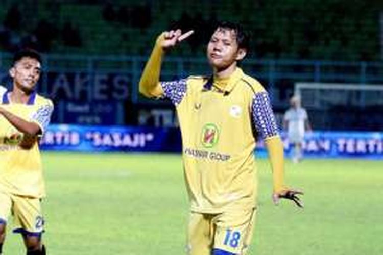 Gestur gelandang Barito Putra, Adam Alis (kanan), sesusai melakukan pelanggaran dalam laga lanjutan Torabika Soccer Championship melawan Barito Putra, Selasa (26/7/2016).