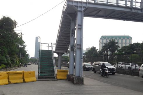 Tangga JPO Arjuna Selatan Jakbar di Tengah Jalan, Pemkot Terkendala Pembebasan Lahan