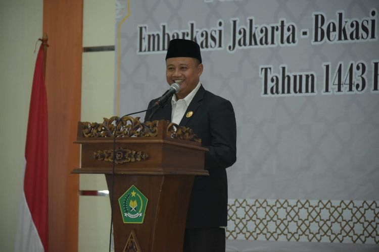 Wakil Gubernur (Wagub) Jawa Barat (Jabar) Uu Ruzhanul Ulum melantik 21 Petugas Penyelenggara Ibadah Haji (PPIH) Embarkasi Jakarta - Bekasi Tahun 2022 di UPT Asrama Haji Bekasi, Kota Bekasi, Sabtu (21/5/2022). 
