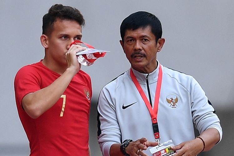 Pesepak bola Timnas Indonesia U19 Indra Sjafri (kanan) memberi instruksi kepada pesepak bola Timnas Indonesia U19 Egy Maulana Vikri saat menghadapi Timnas Yordania U19 dalam pertandingan persahabatan di Stadion Wibawa Mukti, Cikarang Timur, Jawa Barat, Sabtu (13/10/2018). Timnas Indonesia U19 menang 3-2.  