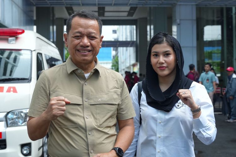 Pasangan Bupati dan Wakil Bupati Kudus terpilih, Sam'ani Intakoris dan Belinda Putri Sabrina Briton berfoto bersama seusai menjalani pemeriksaan kesehatan di kompleks Kementerian Dalam Negeri, Minggu (16/2/2025). Sebanyak 505 kepala daerah di seluruh Indonesia akan mengikuti pembekalan atau retret di Akademi Militer Magelang pada 21-28 Februari 2025.