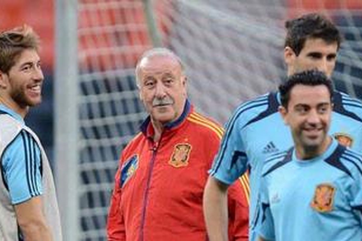 Pelatih kepala tim nasional Spanyol, Vicente Del Bosque (tengah) bergurau dengan para pemainnya, seperti Sergio Ramos (kiri) dan Xavi Hernandez dalam sesi latihan di Stadion Donbass Arena di Donetsk, Jumat (22/6/2012), jelang laga perempat final Piala Eropa 2012 melawan Perancis, Sabtu (23/6/2012).