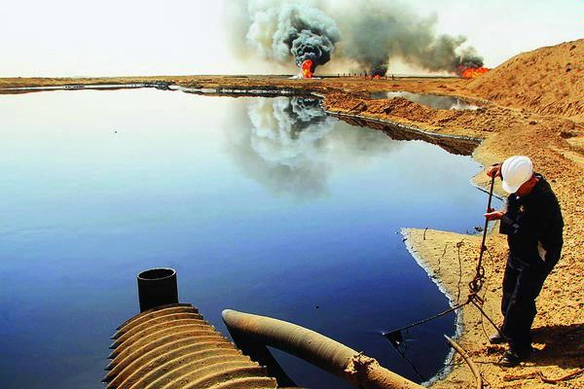 Seorang pekerja di sebuah ladang minyak Rumaila, di Irak bagian selatan, menurut dokumentasi foto 21 Juli 2007. Dua perusahaan Asia, Petronas dari Malaysia dan CNPC dari China, memenangi kontrak untuk mengelola minyak di Rumaila dan Halfaya. Kedua perusahaan itu merupakan perusahaan milik negara.