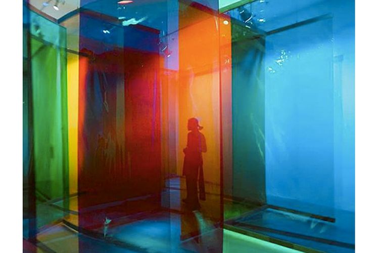 Caption: Patricia Devina berpose di salah satu karya yang ditampilkan di ArtScience Museum dalam rangkaian acara Singapore Art Week 2019. (dok. @pattdevdex)