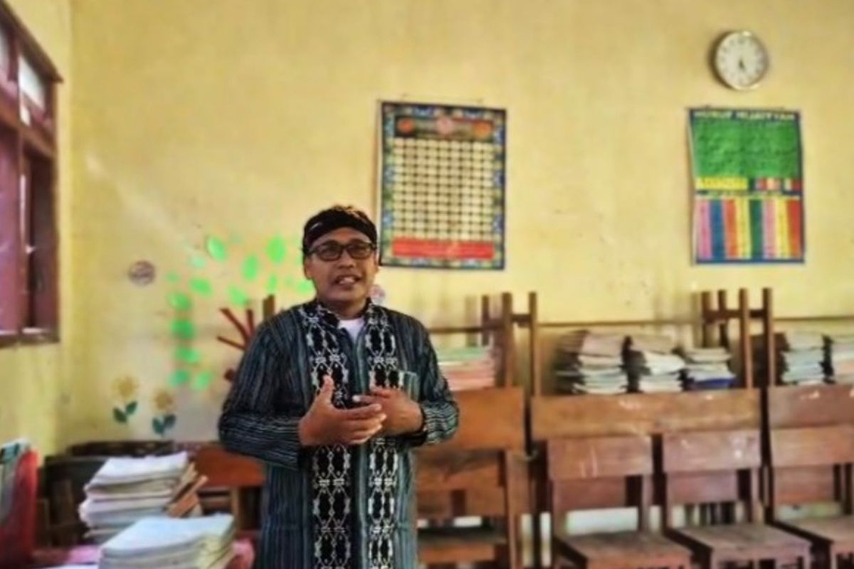 Kepala SDN Sentono Kabuoaten Ponorogo yang tak dapat siswa baru tahun ajaran 2025-2026. Tahun sebelumnya SDN Aentoni juga tak dapat siswa. Minimnya lukusan TK dan banyaknya sekolah yang lebih dekat dengan pemukiman warga membuat orang tua memilih sekolah lain mendaftarkan anak mereka.