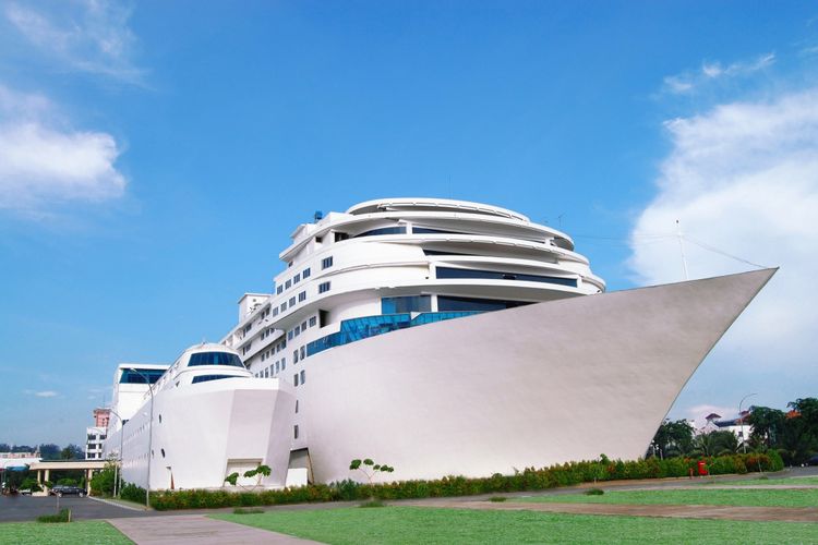 Pacific Palace Hotel, merupakan salah satu hotel berbintang yang unik dan menarik yang ada di Kota Batam, Kepulauan Riau (Kepri). Sebab selain hotelnya yang berdesain mewah, model hotel ini menyerupai kapal pesiar.