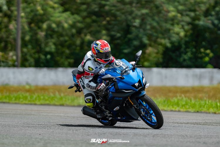 Galang Hendra Pratama saat menjajal motor sport Yamaha All New R15 dan R15M
