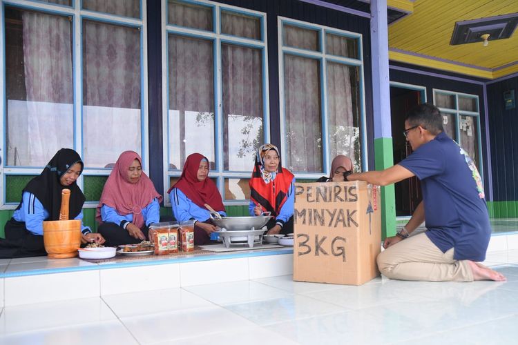 Menteri Pariwisata dan Ekonomi Kreatif Sandiaga Uno saat berkunjung ke Desa Wisata Pela, Kalimantan Timur.
