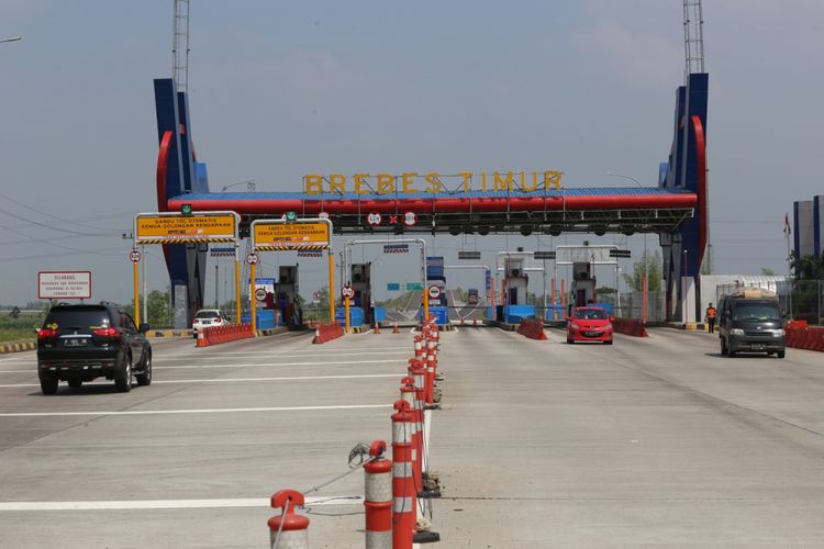Sejumlah kendaraan melintas di Gerbang Tol Brebes Timur, Jawa Tengah, Sabtu (2/6/2018). Perawatan dilakukan guna persiapan arus mudik 2018. Ruas Tol Pejagan-Pemalang seksi II dan IV (Brebes Timur-Pemalang) siap diujicoba beroperasi sehingga dapat digunakan pada arus mudik lebaran 2018.