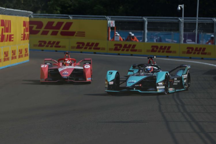 Pebalap Formula E Jaguar TCS Racing, Mitch Evans mengikuti sesi latihan bebas 2 di Jakarta International E-Prix Circuit (JIEC), Ancol, Jakarta, Sabtu (4/6/2022). Sebanyak 22 pebalap dari 11 tim akan mengikuti balapan Formula E.